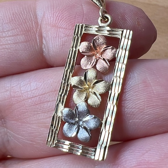 VINTAGE 14K TRI COLOR YELLOW ROSE WHITE GOLD PLUMERIA FLOWERS CHARM PENDANT - Picture 15 of 16